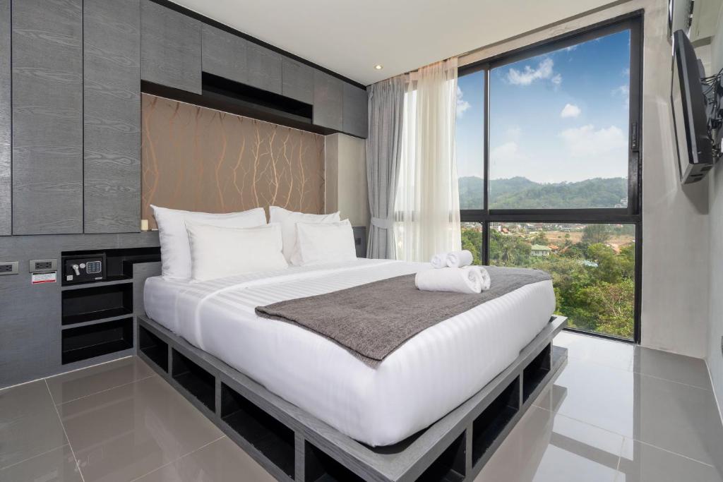 Säng eller sängar i ett rum på Tropical Hill View Condo Citygate L706, near Kamala Beach and Fantasea