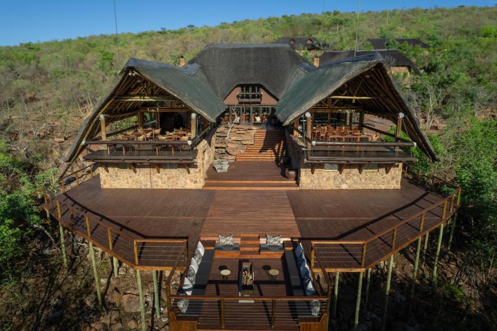 - une vue sur une maison avec une terrasse dans l'établissement Sediba Luxury Safari Lodge, à Réserve animalière Welgevonden