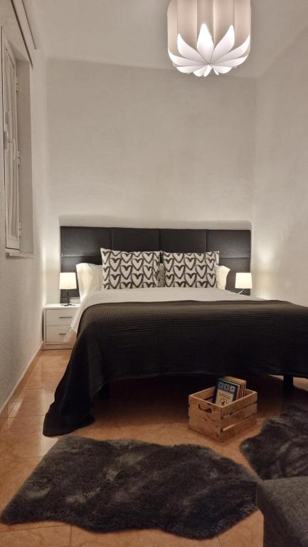 Un dormitorio con una cama grande y una lámpara de araña. en Casa Roman SPORT, en León