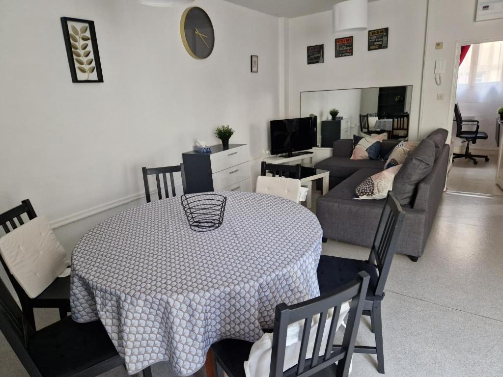 un salon avec une table et un canapé dans l'établissement T3 Hypercentre Troyes idéalement situé, à Troyes