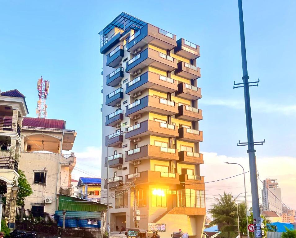 un grand bâtiment avec balcon dans une rue de la ville dans l'établissement SKYVIEW Residence & Apartments Sihanoukville, à Sihanoukville