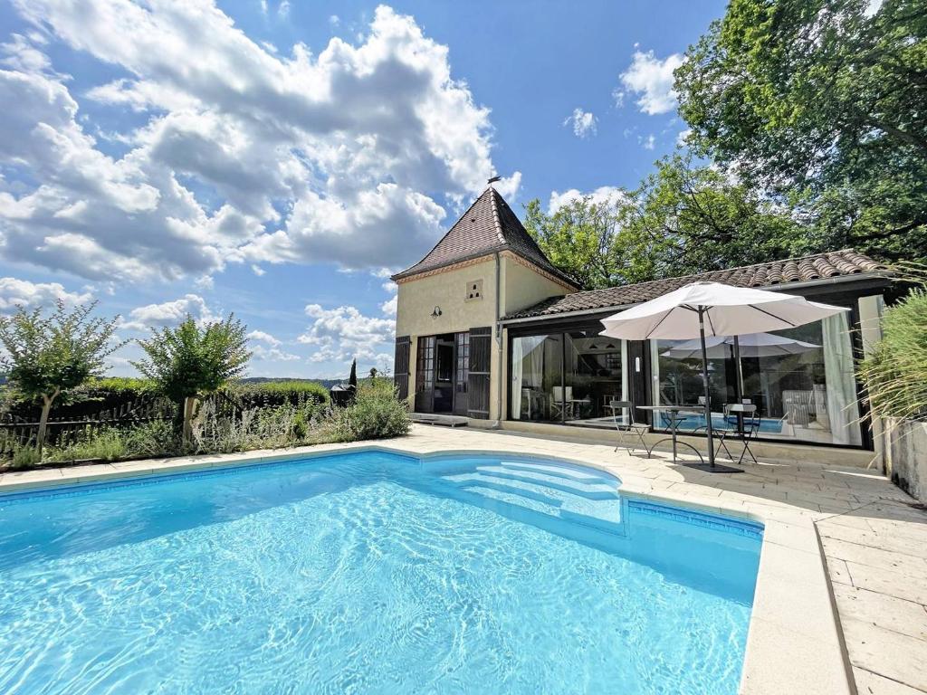 una piscina frente a una casa en Le pigeonnier en Trémolat