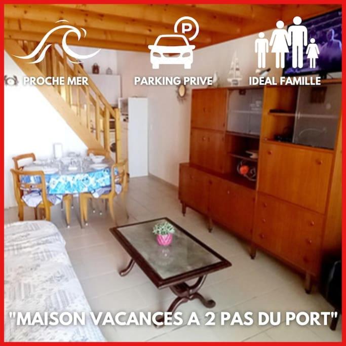 un salon avec une table et une salle à manger dans l'établissement 