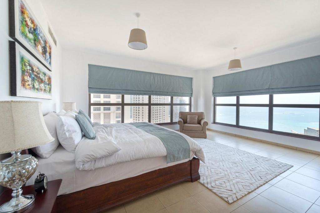 Postel nebo postele na pokoji v ubytování Stunning Marina & Sea View 4 Bedroom Apartment, Murjan 6 Jumeriah Beach