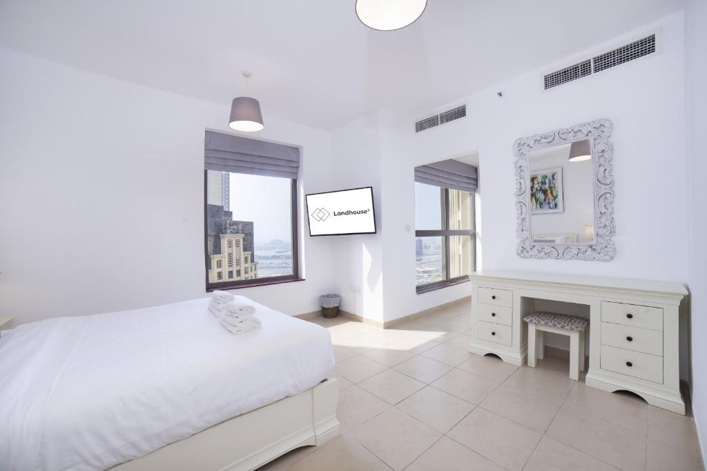 Postel nebo postele na pokoji v ubytování Stunning Marina & Sea View 4 Bedroom Apartment, Murjan 6 Jumeriah Beach