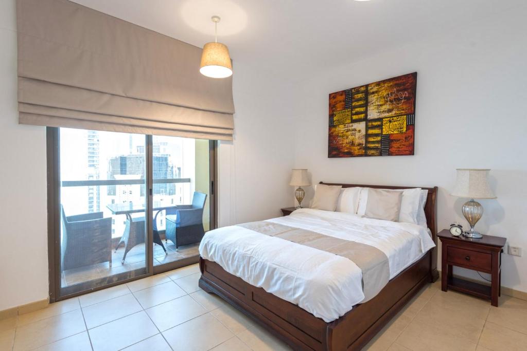 Postel nebo postele na pokoji v ubytování Stunning Marina & Sea View 4 Bedroom Apartment, Murjan 6 Jumeriah Beach