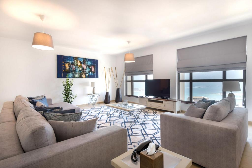 TV a/nebo společenská místnost v ubytování Stunning Marina & Sea View 4 Bedroom Apartment, Murjan 6 Jumeriah Beach