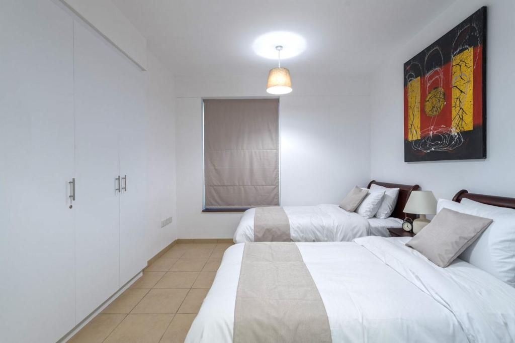 Postel nebo postele na pokoji v ubytování Stunning Marina & Sea View 4 Bedroom Apartment, Murjan 6 Jumeriah Beach