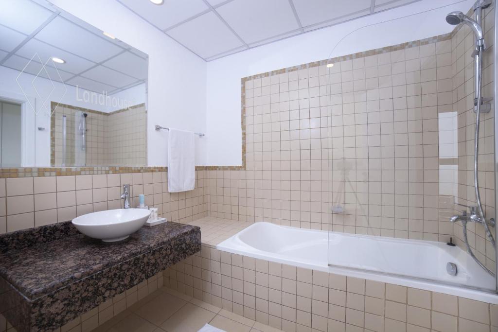 Koupelna v ubytování Stunning Marina & Sea View 4 Bedroom Apartment, Murjan 6 Jumeriah Beach