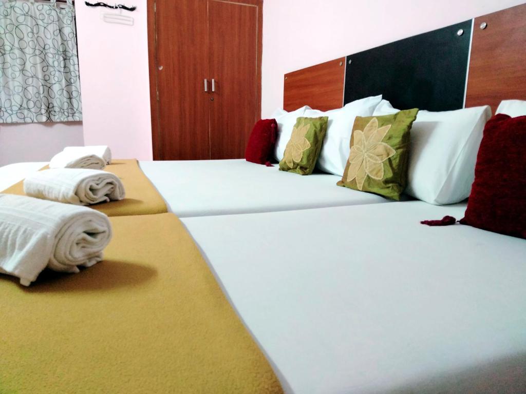 Postel nebo postele na pokoji v ubytování Royal Green Accommodation Chennai Airport