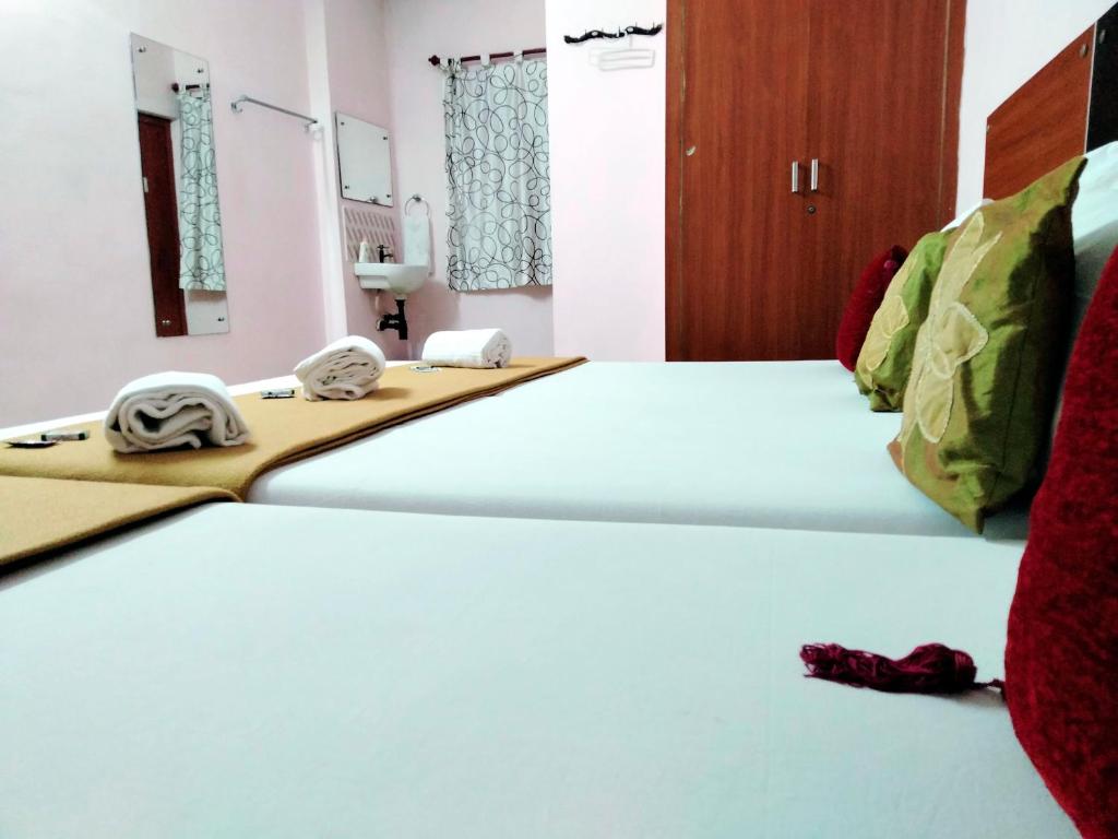 Postel nebo postele na pokoji v ubytování Royal Green Accommodation Chennai Airport