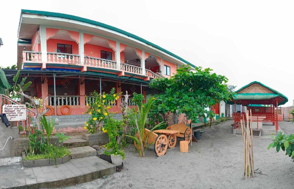 Mommy Linda Beach Resort في Cabangan: مبنى امامه طاولة