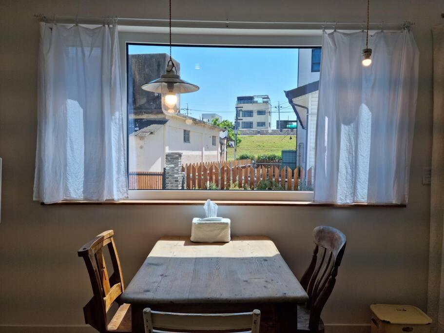 慶州的住宿－B&G House，餐桌,带窗户和蜡烛
