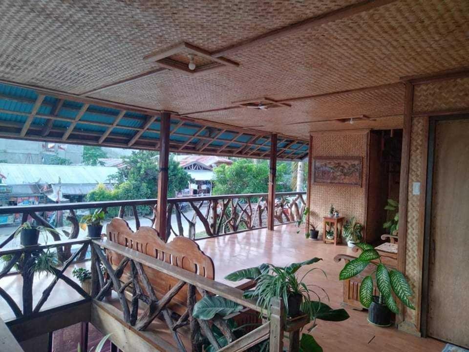 un balcón de una casa con plantas en ITAYTAY INN, en San Vicente