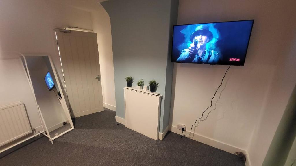 a room with a flat screen tv on a wall at North London Property in London