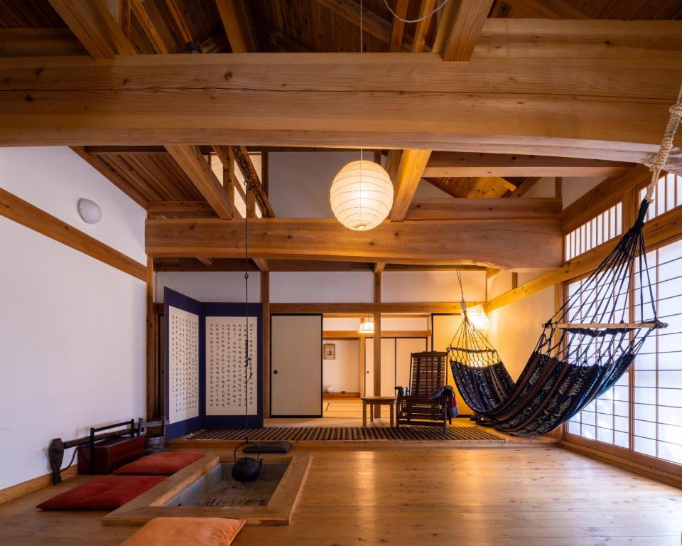 una habitación con una hamaca colgada del techo en Villa Iizuna Plateau -飯綱高原の山荘- en Nagano