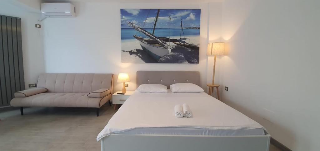 Un pat sau paturi într-o cameră la Alezzi Beach Vibe Family Studio with Spa Piscina Interioara Incalzita Sauna Jacuzzi Gym