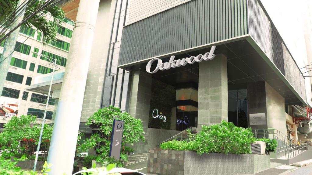 um sinal unido na frente de um edifício em Oakwood Makati Avenue em Manilla