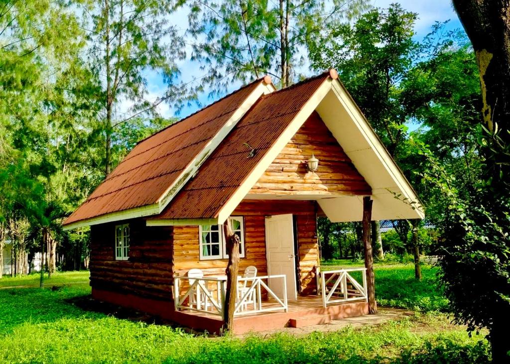 Cabaña de madera pequeña con techo inclinado en The Golden View Resort สวนผึ้ง, en Suan Phueng