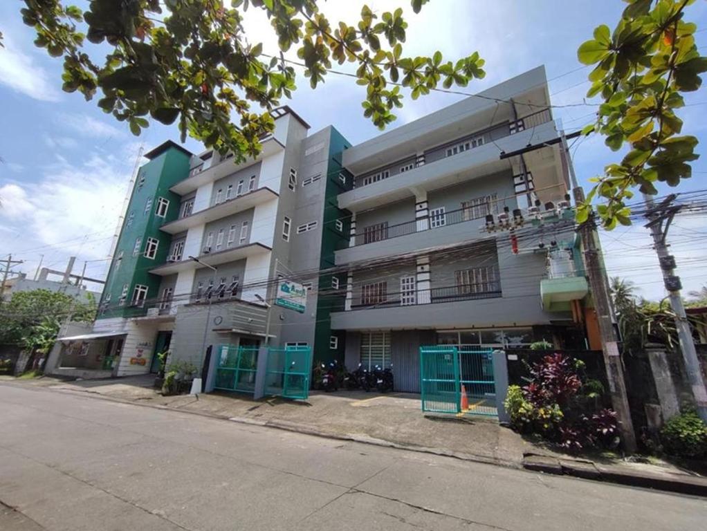 un grande edificio sul lato di una strada di A and A Bed and Breakfast Inn powered by Cocotel a Legazpi