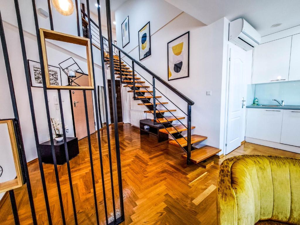 un soggiorno con scala in una casa di Lofty a Brčko