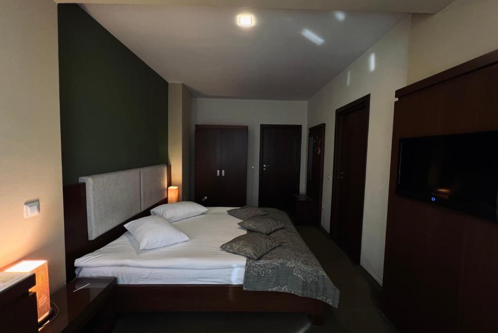 Postel nebo postele na pokoji v ubytování Hotel Royale