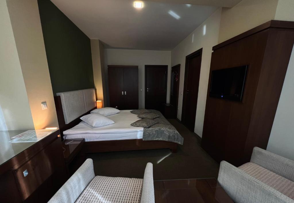 Postel nebo postele na pokoji v ubytování Hotel Royale