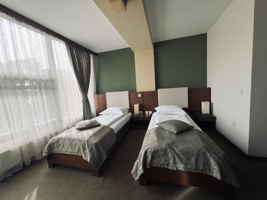 Postel nebo postele na pokoji v ubytování Hotel Royale
