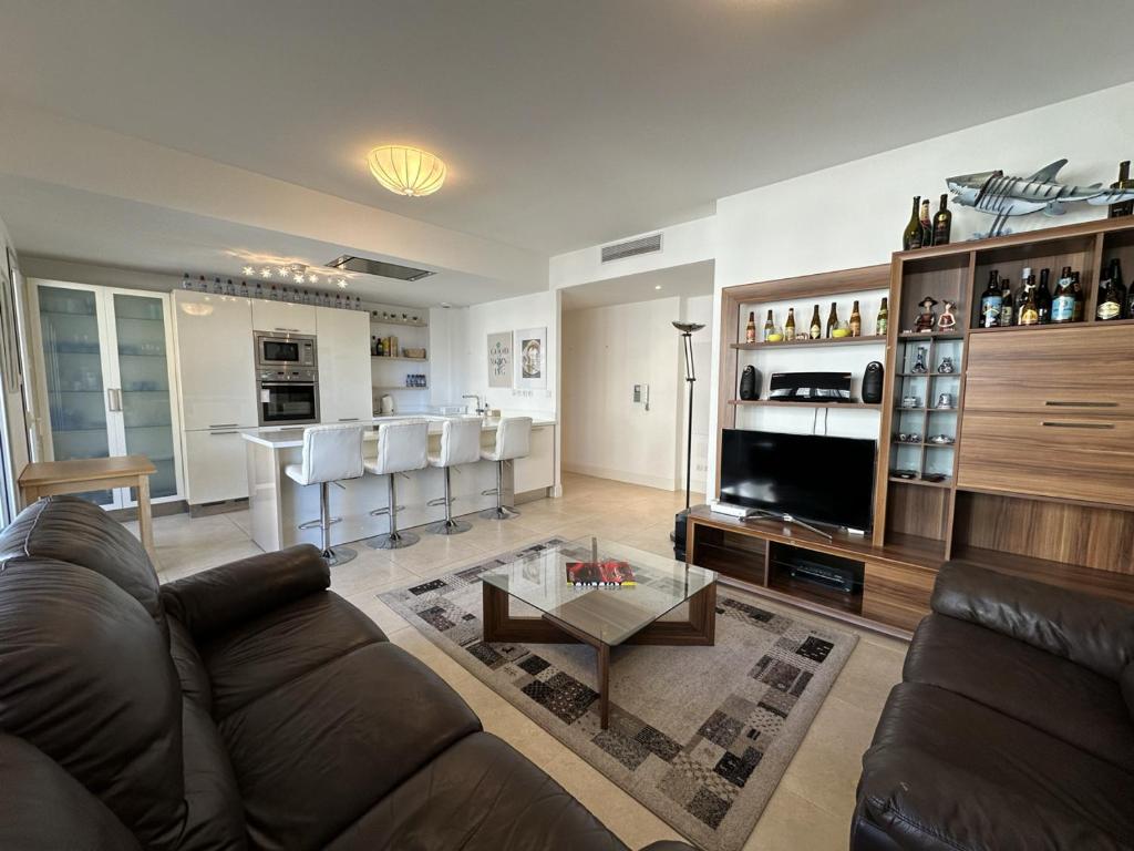 - un salon avec un canapé en cuir et un bar dans l'établissement C028-Nice apartment with terrace - close to the beach, à Cannes