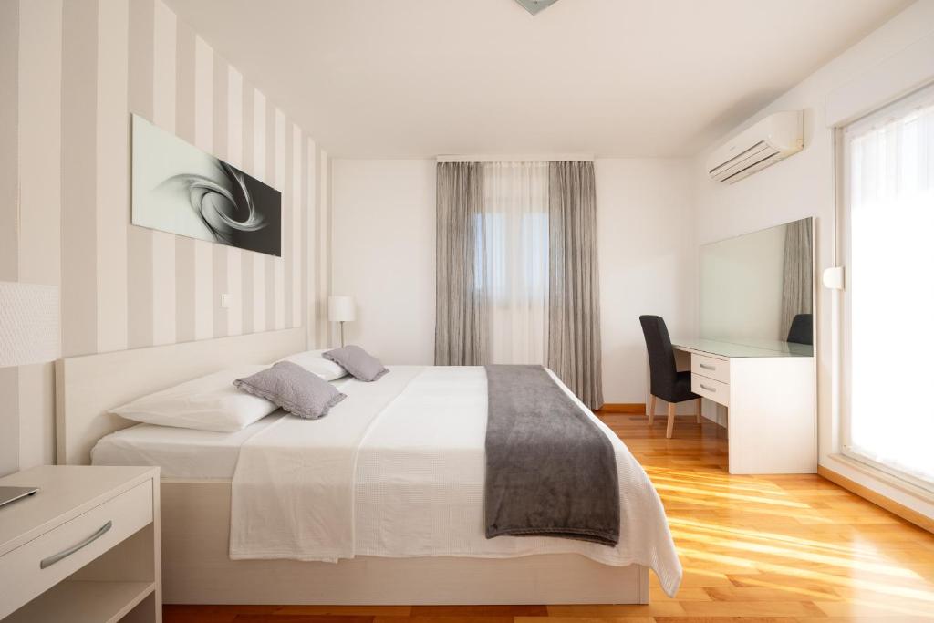Posteľ alebo postele v izbe v ubytovaní VILLA MILLA with private pool, jacuzzi, sauna, gym, max. 8 person