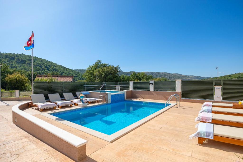 Bazén v ubytovaní VILLA MILLA with private pool, jacuzzi, sauna, gym, max. 8 person alebo v jeho blízkosti