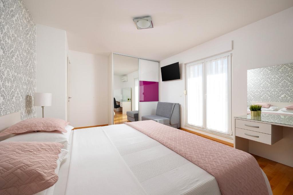 Posteľ alebo postele v izbe v ubytovaní VILLA MILLA with private pool, jacuzzi, sauna, gym, max. 8 person