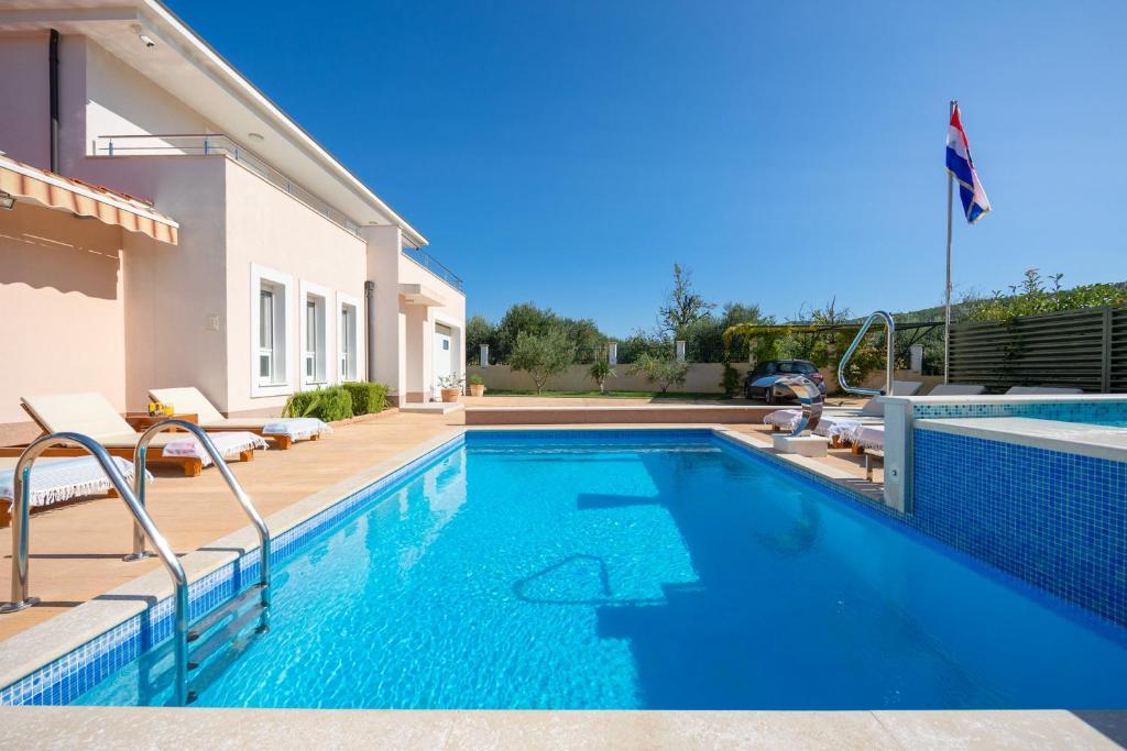 Bazén v ubytovaní VILLA MILLA with private pool, jacuzzi, sauna, gym, max. 8 person alebo v jeho blízkosti