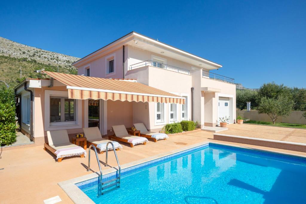 Bazén v ubytovaní VILLA MILLA with private pool, jacuzzi, sauna, gym, max. 8 person alebo v jeho blízkosti