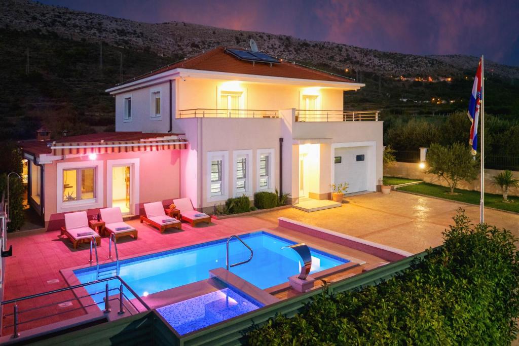 Villa con piscina frente a una casa en VILLA MILLA with private pool, jacuzzi, sauna, gym, max. 8 person, en Srinjine