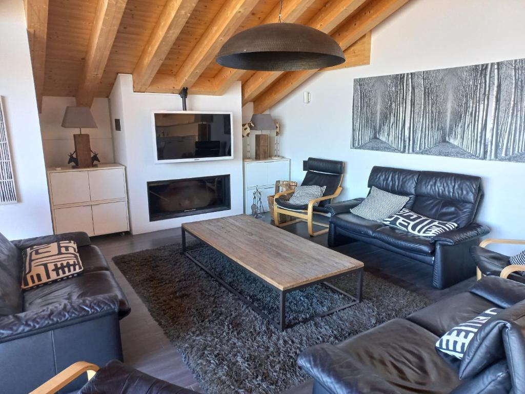 een woonkamer met banken en een salontafel bij Ski Paradise MOUNTAIN & LUXE apartments in Veysonnaz