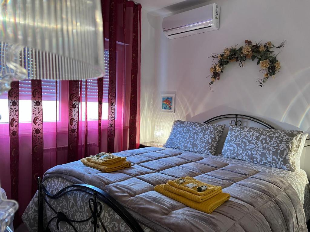 um quarto com uma cama com duas toalhas em La Rosa dei Venti em Santa Marinella