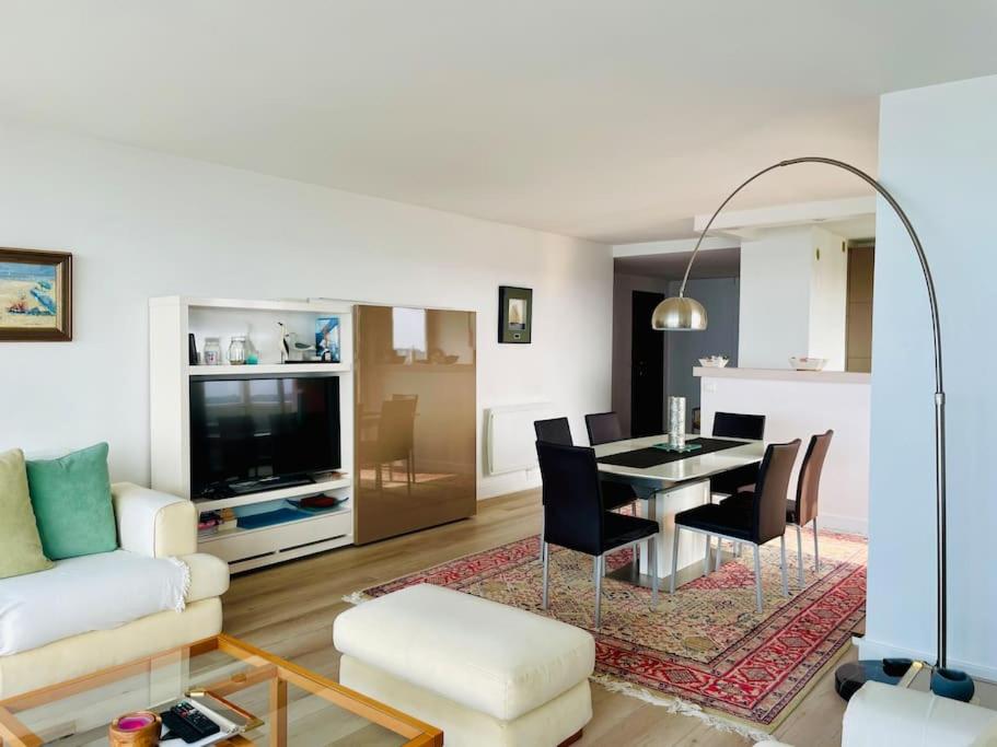 - un salon avec une table et un canapé dans l'établissement Vue mer : La Canopée à La Baule, à La Baule