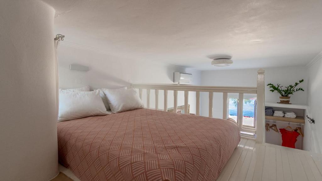 Postel nebo postele na pokoji v ubytování Floras Rooms