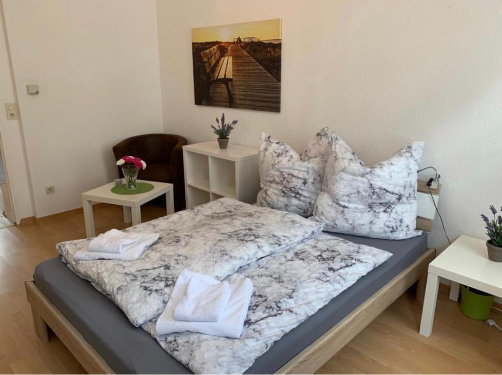 1 dormitorio con 1 cama con sábanas y almohadas blancas en Urlaub am Meer in eigener 50qm Wohnung en Wilhelmshaven