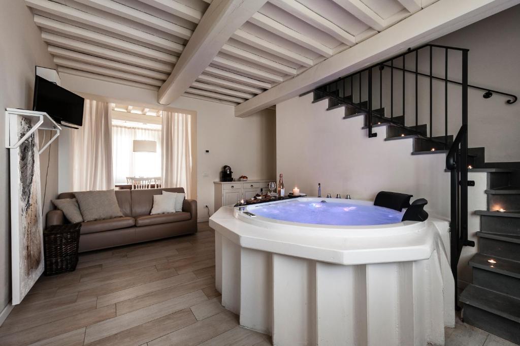 ein großes Bad mit einer großen Badewanne in einem Zimmer in der Unterkunft Le Residenze in Chianni