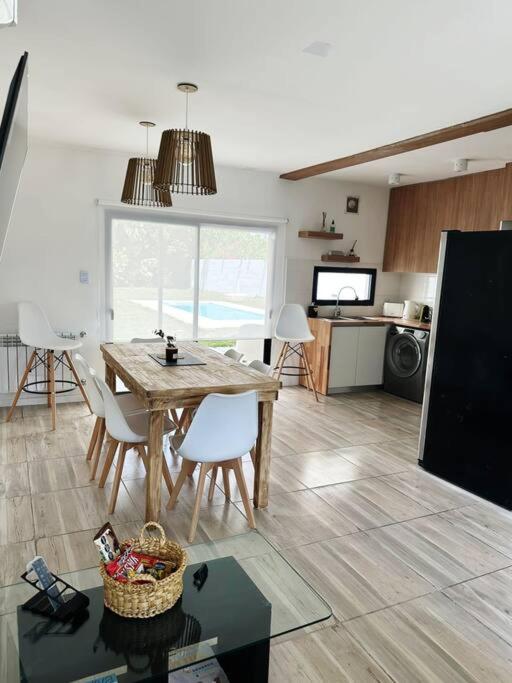 a kitchen and living room with a table and chairs at Casa impecable con Pileta, Garage in Azul
