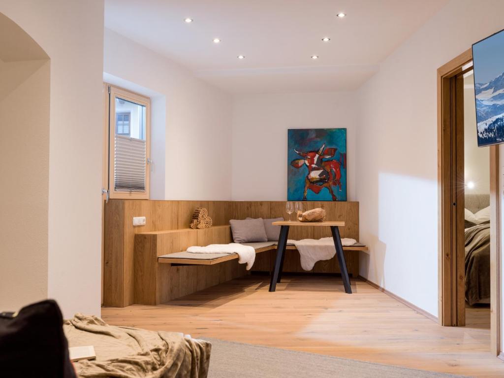 Cette chambre comprend un lit et une table. dans l'établissement MANNI Chalet, à Mayrhofen