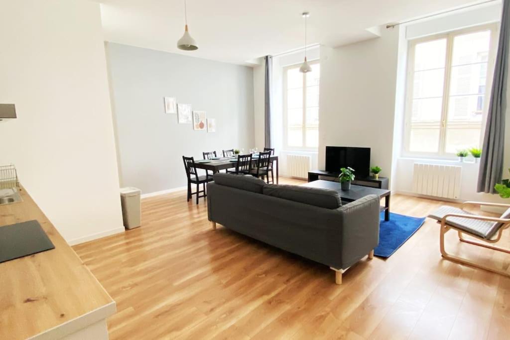 un salon avec un canapé et une table dans l'établissement T5 spacieux et chaleureux avec parking privatif, à Orléans