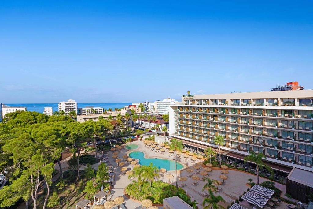 een luchtzicht op een hotel en een resort bij Aubamar Suites & Spa in Playa de Palma