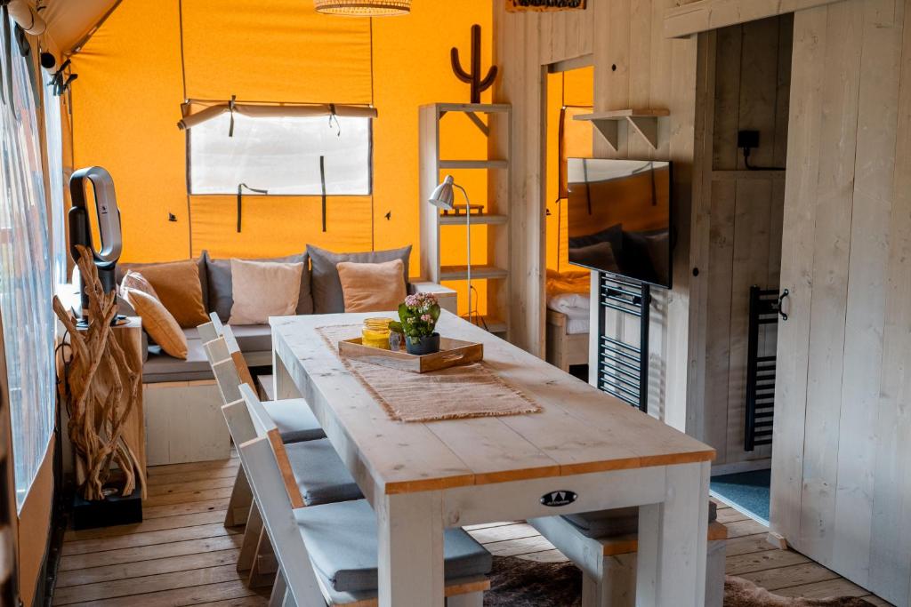 Kuchyň nebo kuchyňský kout v ubytování Camping Vossenberg - op de Veluwe!