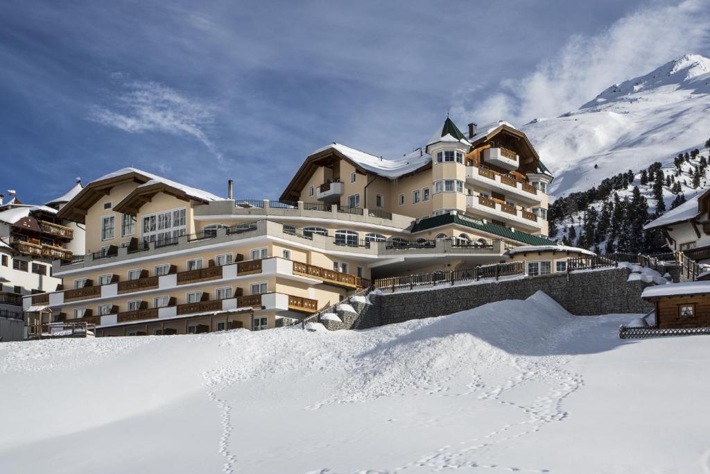 un gran edificio en la cima de una montaña cubierta de nieve en Alpenaussicht en Obergurgl