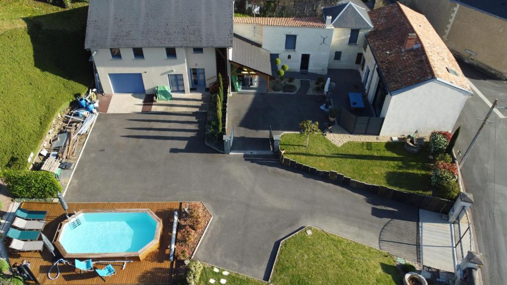 an aerial view of a house with a swimming pool at Gîte Ruelle aux Vaches - Avec piscine partagée in Montreuil-Bellay