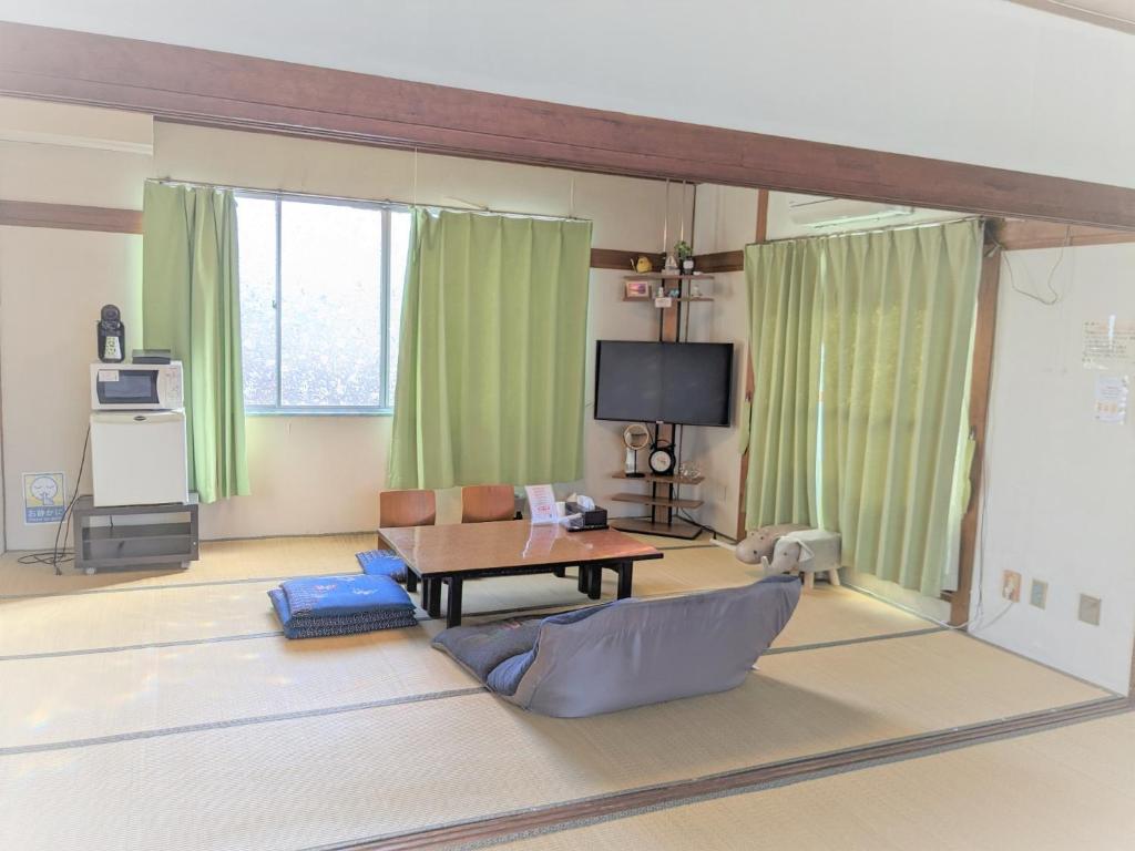 sala de estar con sofá y mesa en OYO Ryokan Hamanako no Yado Kosai - Vacation STAY 38823v, en Kosai