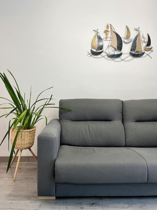 sala de estar con sofá y planta en Sa Palometa en Tossa de Mar